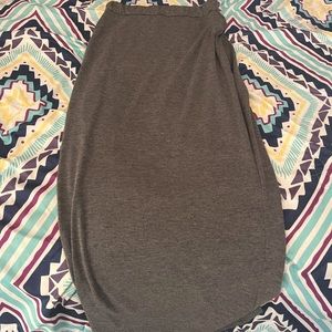 PrettyLittleThing midi skirt. US size 4. Gray. Barely worn, very good condition.